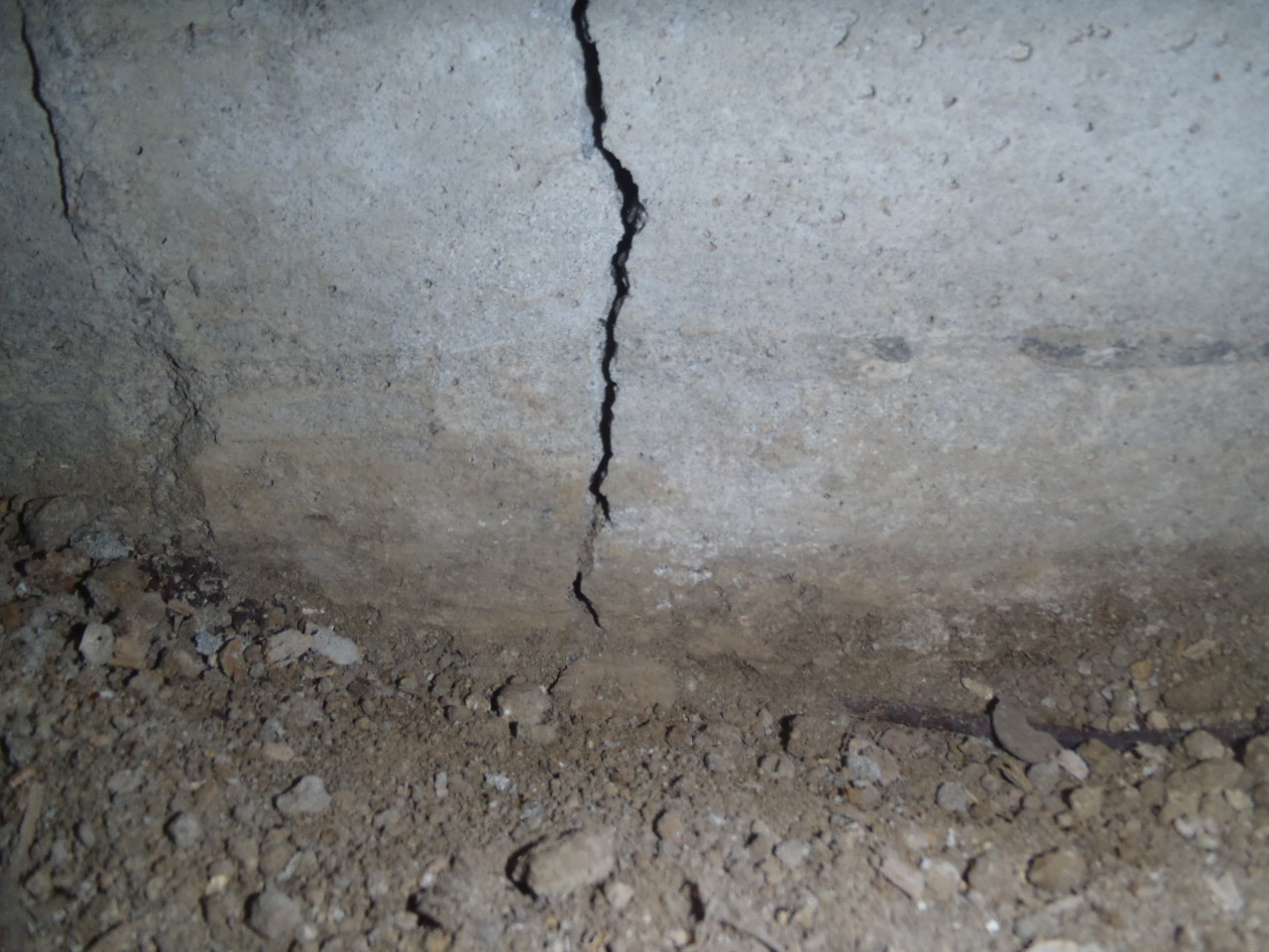 基礎コンクリートのひび割れ（クラック）は補修補強で強度を　横浜　基礎補強　アラミド繊維シート　ハイブリット工法　株式会社ShinwaGroup