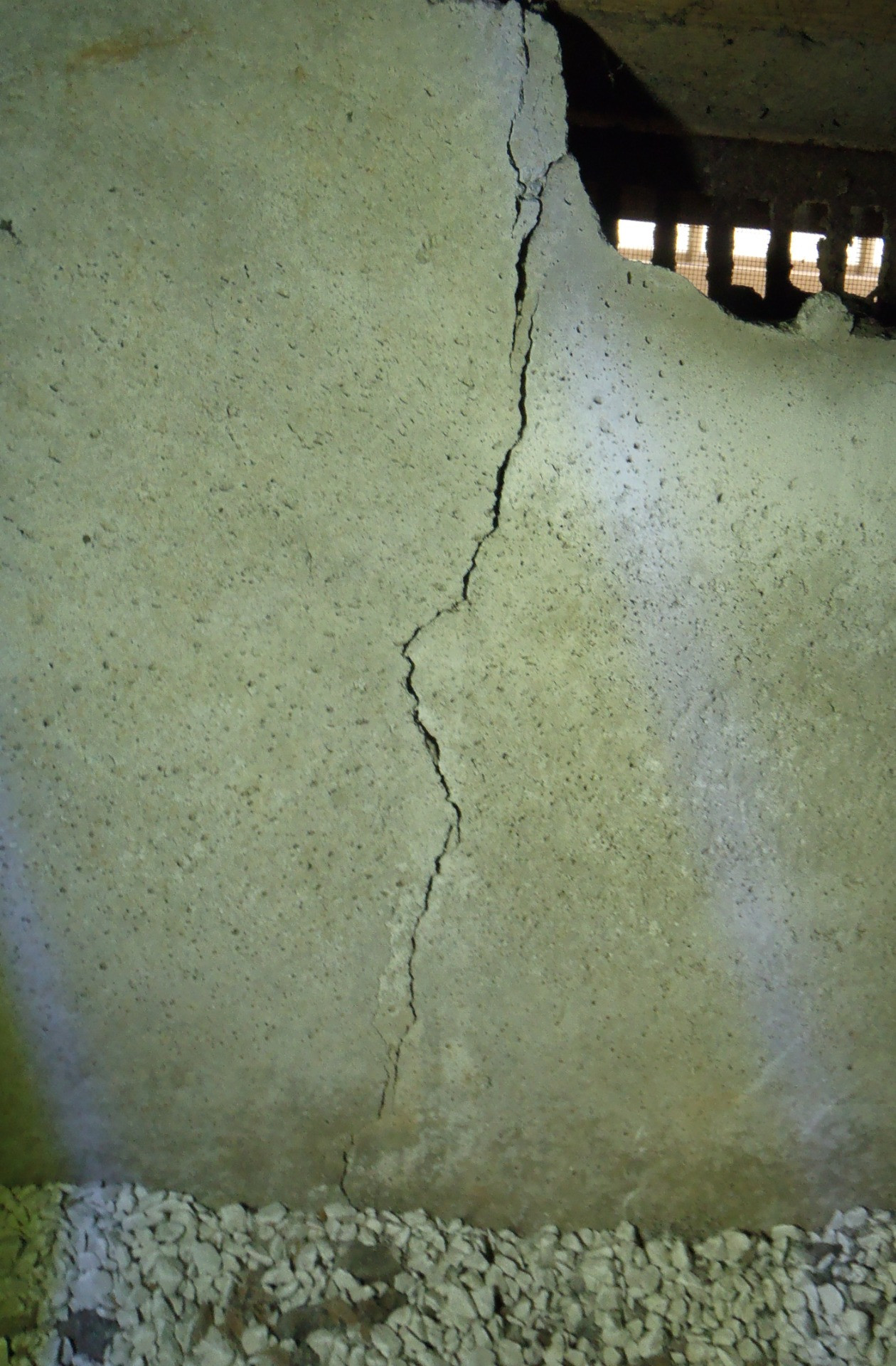 基礎のひび割れ（クラック）を発見してから数年　　基礎コンクリート補強補修　藤沢　　株式会社ShinwaGroup